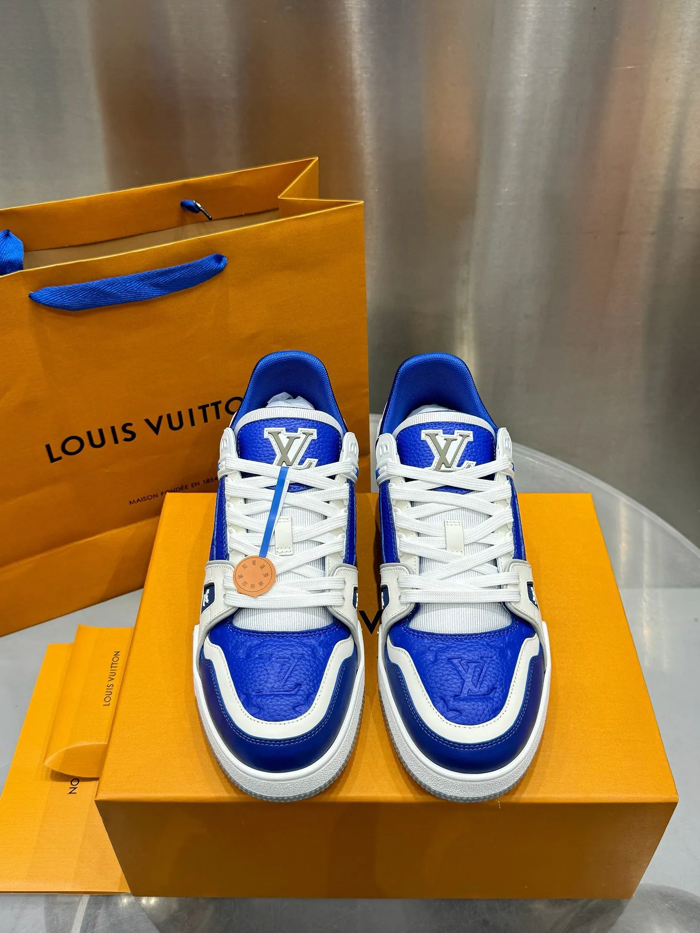 👟👟Ex-factory price 740👟👟 LOUIS VUITTON - the best-looking sneakers by Virgin Abloh, Lv Brand strongly recommends new products, official website limited edition retro basketball sneakers! Both high-top and low-top models spent money to purchase the original 1:1 accurate replica, the details are invincible, full of sincerity, imported custom-made original cowhide, the original package method is the same, the details are 100% restored, the private model customizes the original one-piece TPU outsole, which is different from other brands, without the original version, this effect cannot be achieved! LV’s best-looking couple shoes in the past, don’t miss it! Size: 35-45